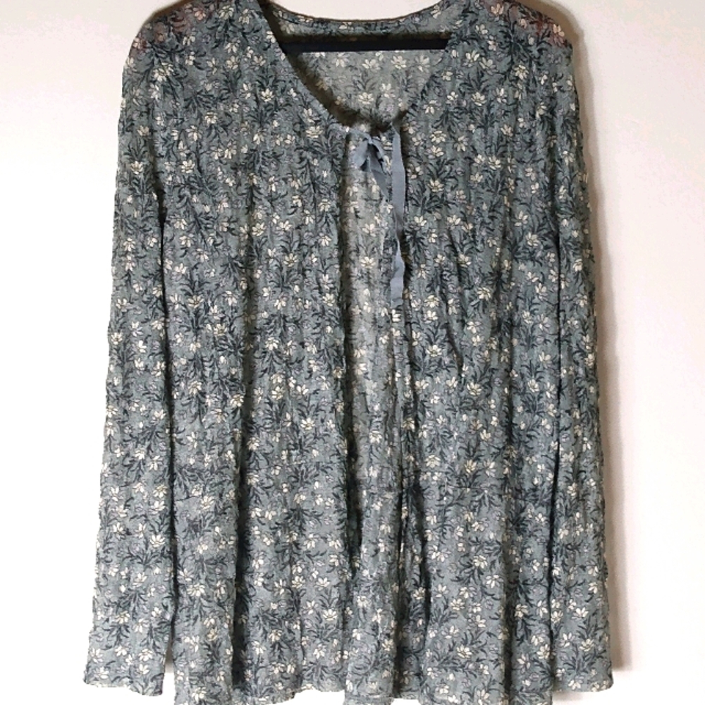 Beautiful Stretch Lace L  Long Sleeved Floral Open Shrug Top in Gray